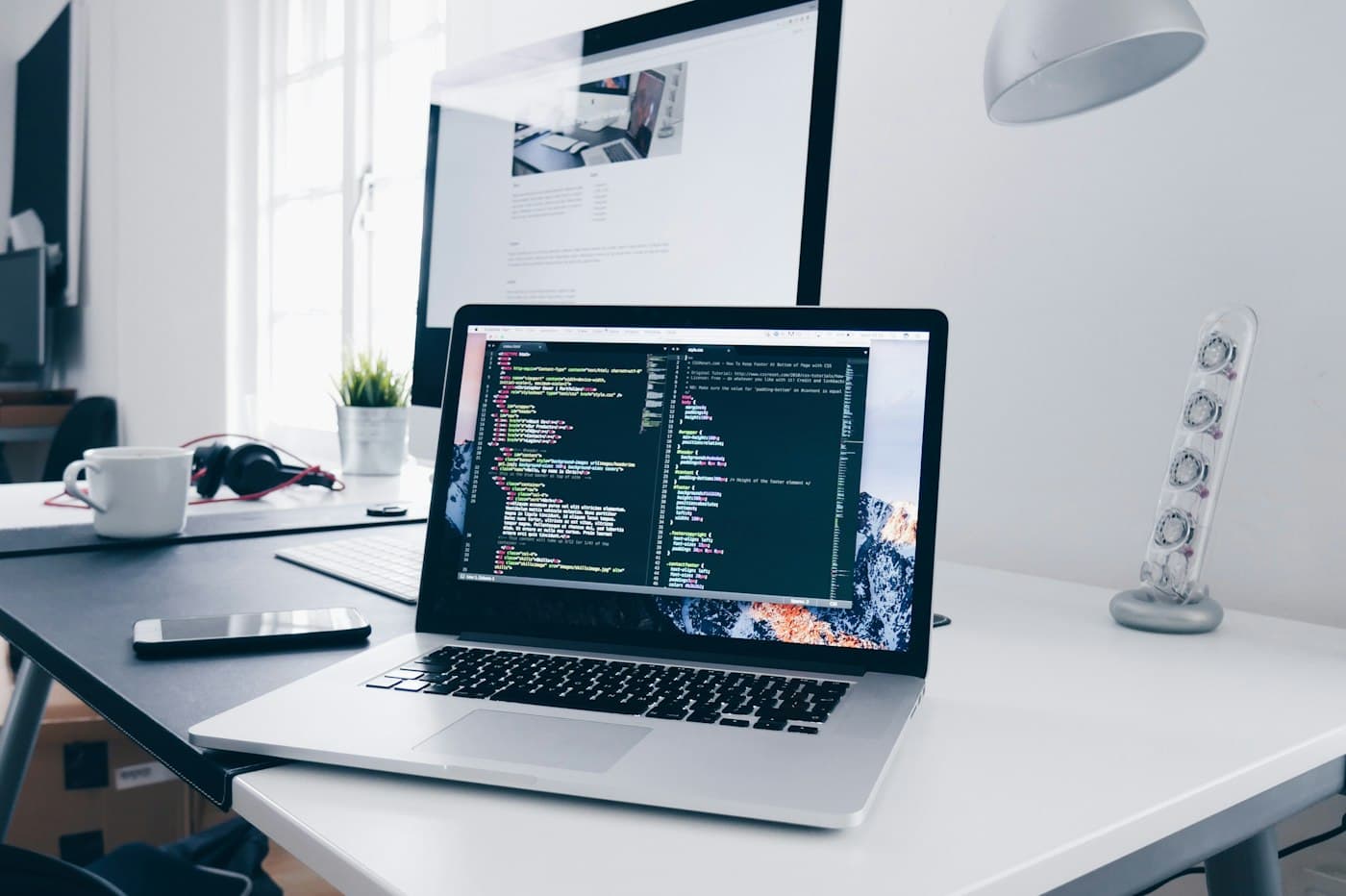 Poste de travail avec ordinateur portable affichant du code