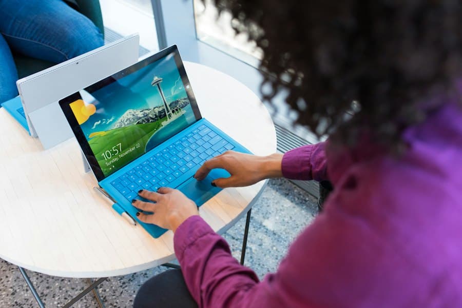 Nina travaillant sur son ordinateur portable (photo provisoire)