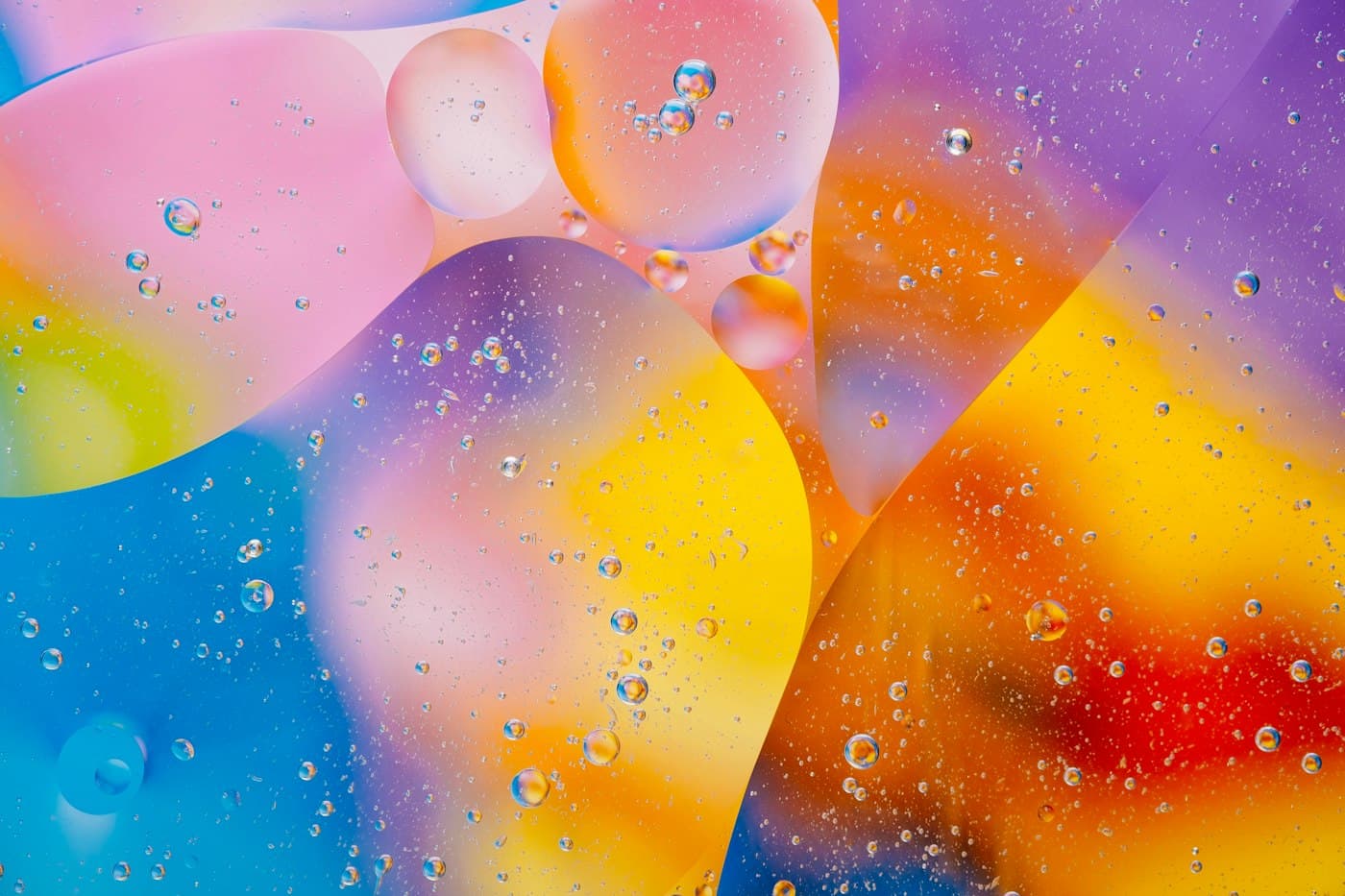 Composition abstraite de couleurs vives et de bulles