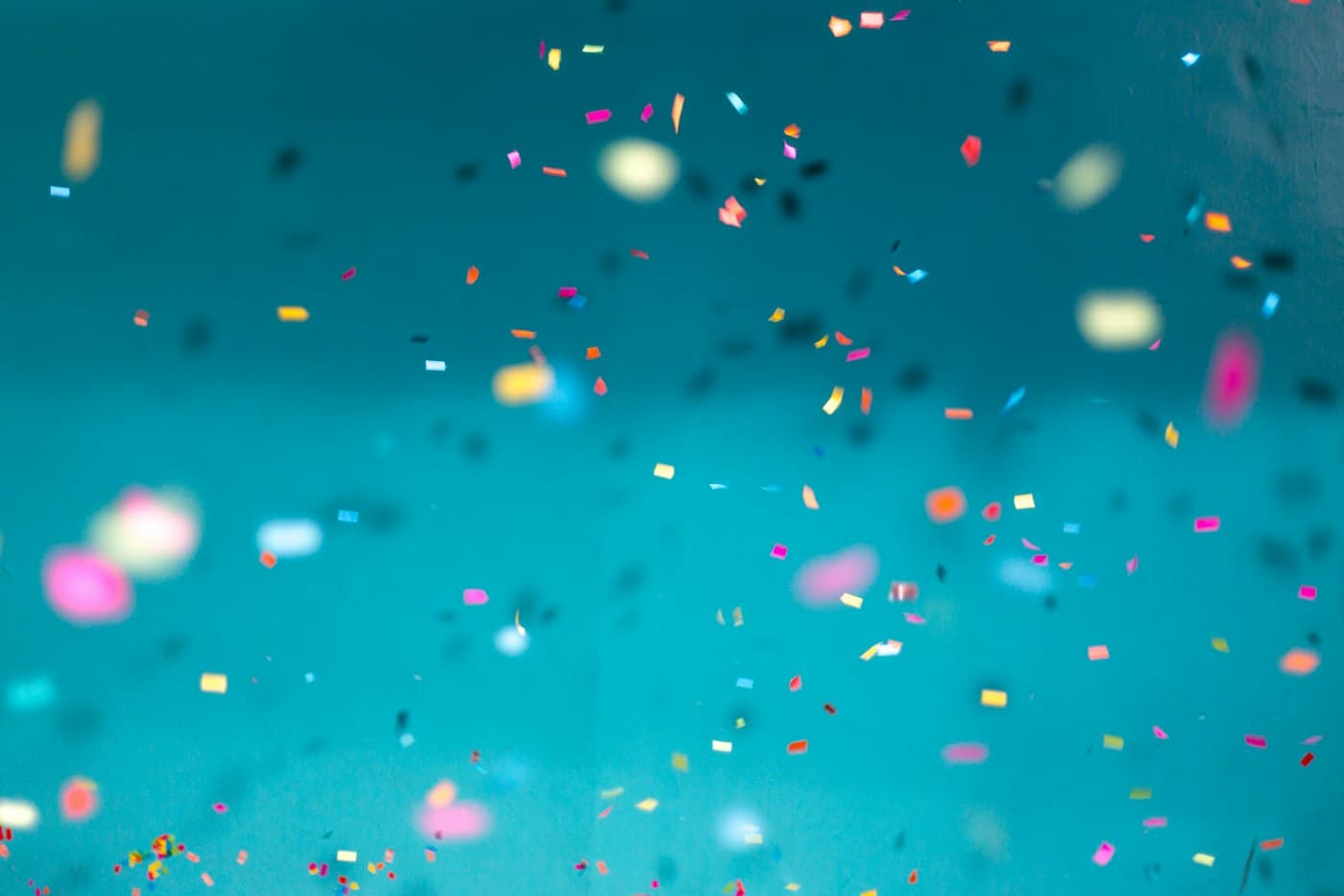 Confettis brillants sur fond turquoise