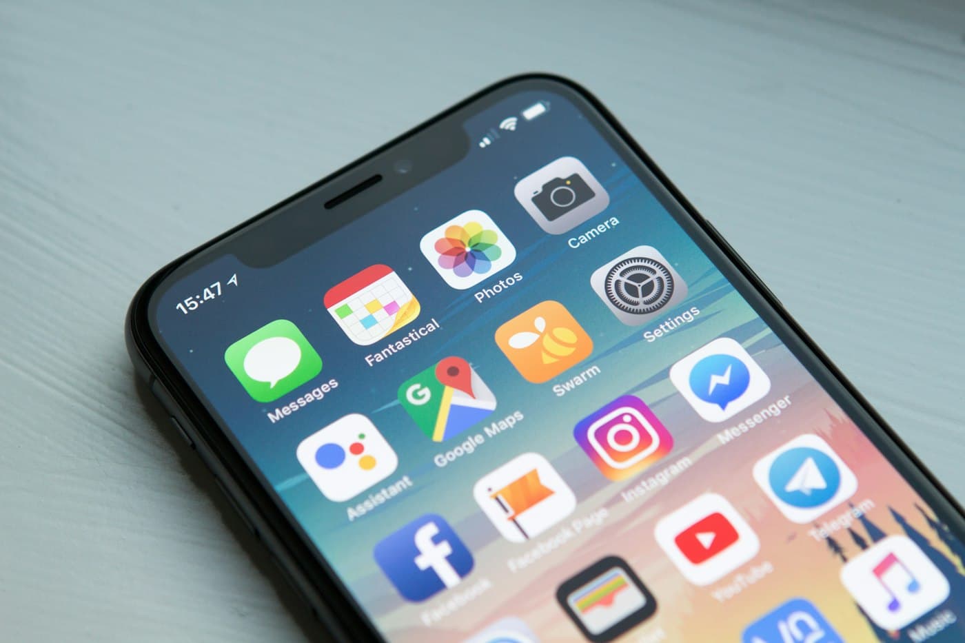 Smartphone affichant une grille d’applications colorées