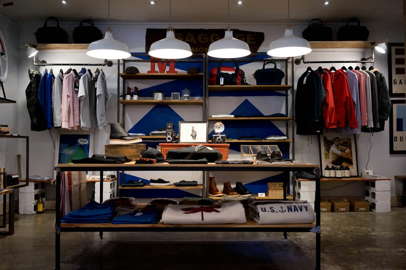 Intérieur d’une boutique avec étagères et suspensions